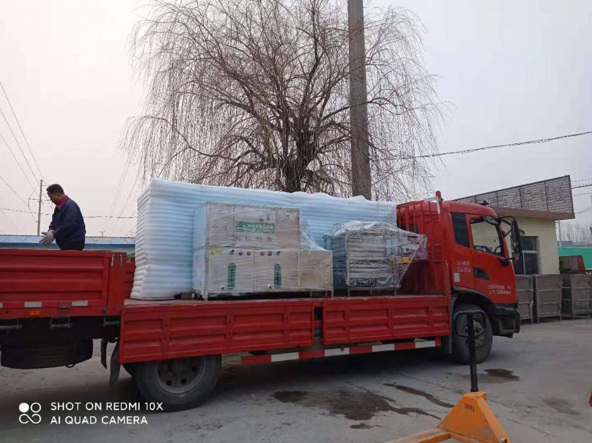 客户定制的豆腐机压榨机豆芽机装车