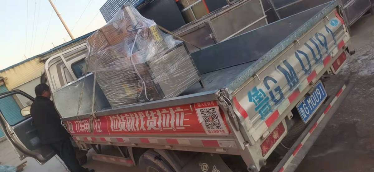 广西客户定制的豆腐机装车发货