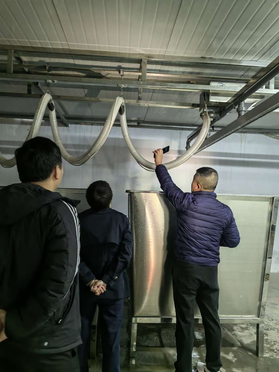 客户来厂学习豆芽淋水线如何操作——迪生机械